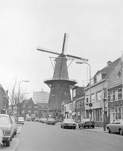 882328 Gezicht in de Adelaarstraat te Utrecht, met rechts bij de Merelstraat korenmolen Rijn en Zon (Adelaarstraat 30).